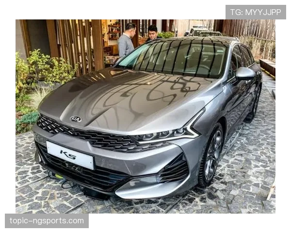 萨卡训练完顺手买了辆新车？这消费节奏有点跟不上啊